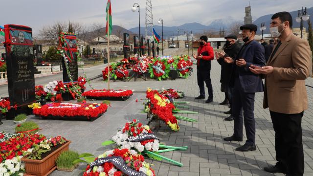 Azerbaycanlılar Nevruzda şehitlikleri ziyaret etti