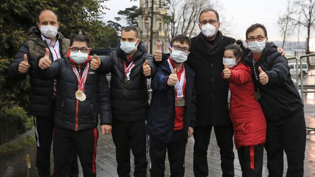 Bakan Kasapoğlu derbiyi özel sporcularla izledi