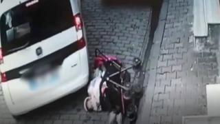 Bebek arabasından düşen çocuk ezilmekten son anda kurtuldu