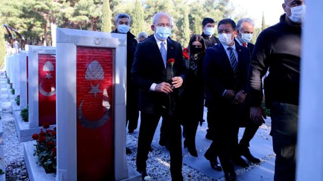 Kılıçdaroğlu, Şehitler Abidesini ziyaret etti