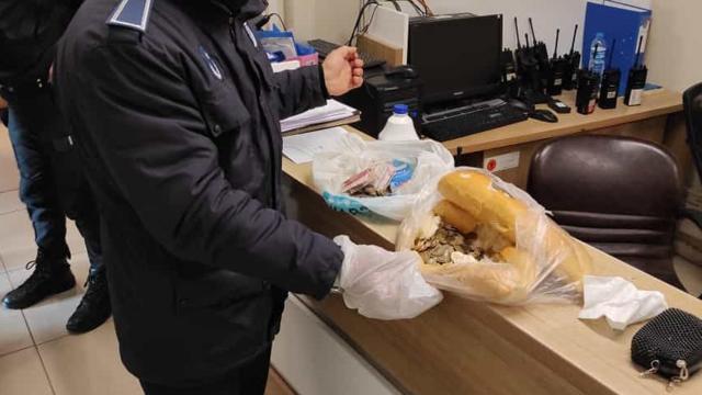 Dilencilerin topladığı paralar ekmeğin içinden çıktı