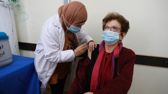 Filistinde yaşlıların ve kronik hastaların aşılanmasına başlandı