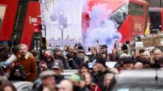 Londra'da binlerce kişi tedbirleri protesto etti