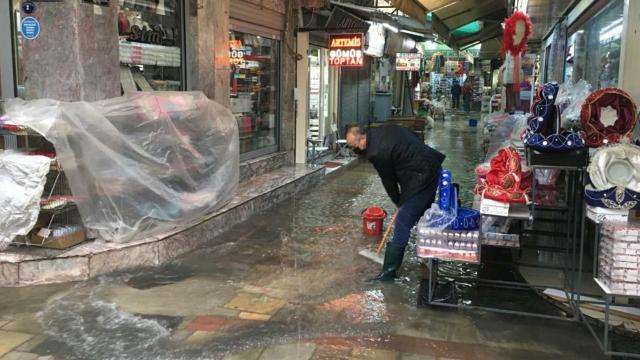 Sağanak nedeniyle Tarihi Kemeraltı Çarşısını su bastı