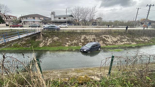 Dere yatağına devrilen otomobilin sürücüsü yaralandı