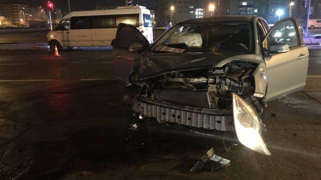 Kayseride minibüs ile otomobil çarpıştı: 5 yaralı