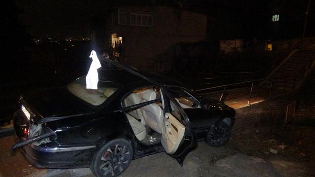 Dur ihtarına uymayan otomobile köprünün demirleri saplandı