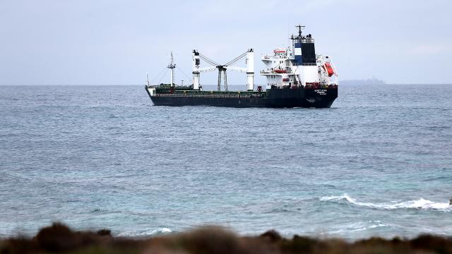 Bozcaada açıklarında karaya oturan gemi için kurtarma çalışması