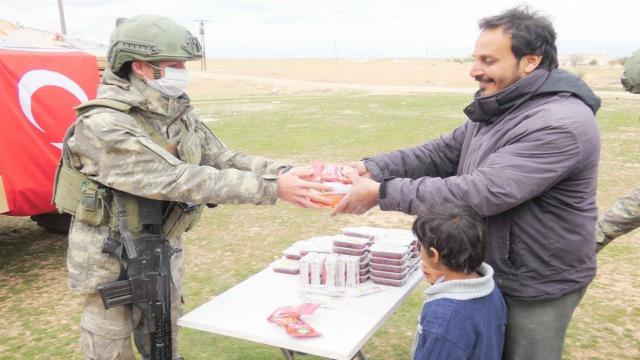 Mehmetçikten Barış Pınarı bölgesine yardım eli