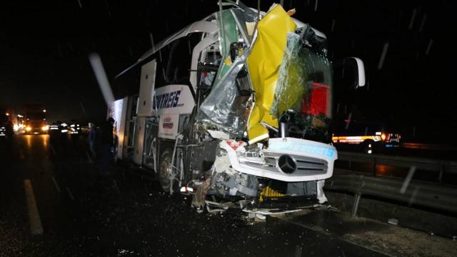 Yolcu otobüsü arızalanan kamyona çarptı: 3 yaralı