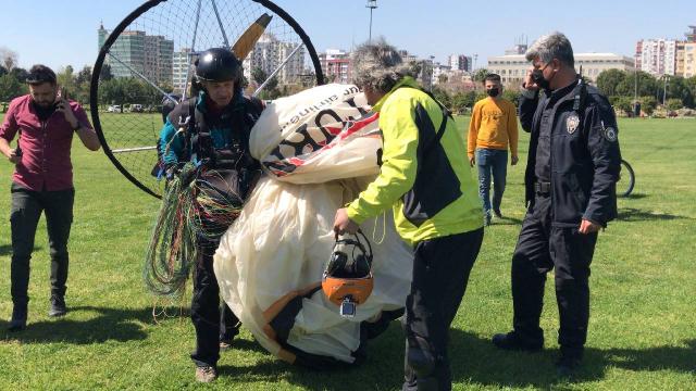 Adanada izinsiz havalanan 2 paramotor indirildi