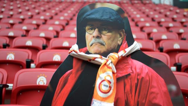 Rasim Öztekinin fotoğrafı Galatasaray tribününde
