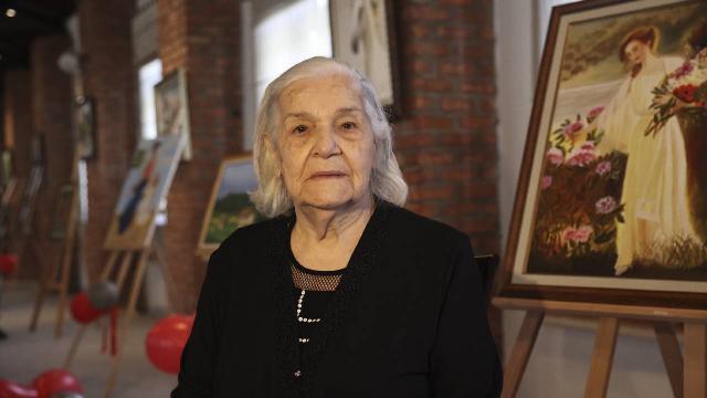 91 yaşındaki kadın hayalini kurduğu ilk resim sergisini açtı