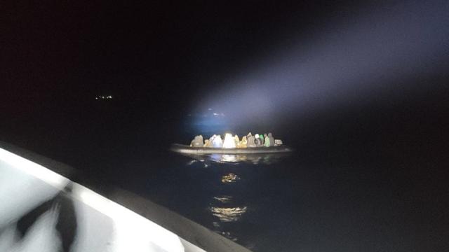 İzmirde Türk kara sularına itilen 22 sığınmacı kurtarıldı