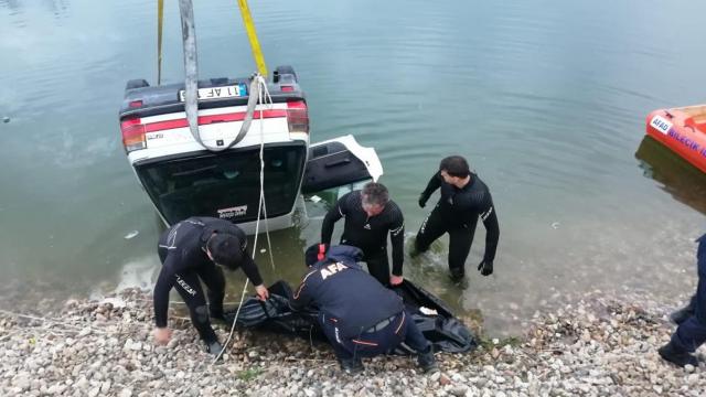 Kum ocağı göletine düşen otomobildeki 2 kişi hayatını kaybetti