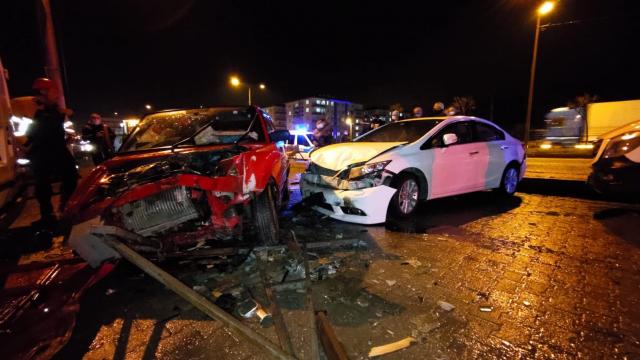 Orhangazide kontrolden çıkan otomobil park halindeki araçlara çarptı: 1 yaralı