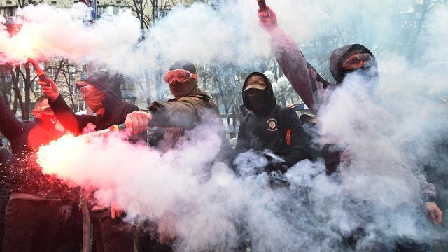 Ukraynada sokaklar karıştı: Polis, müdahalede zorlandı
