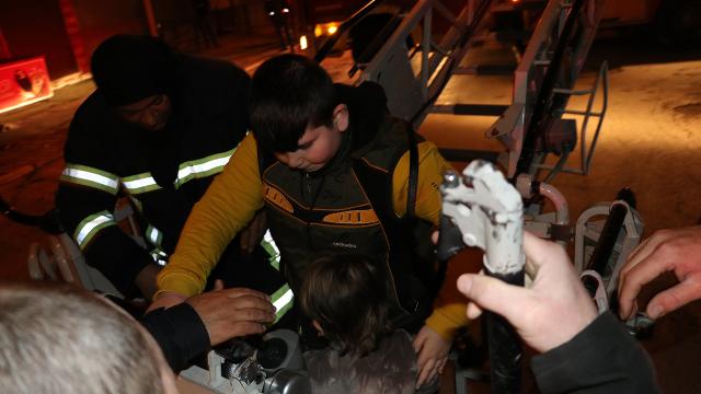 Kayseride apartman yangını: Mahsur kalan 8 kişi kurtarıldı