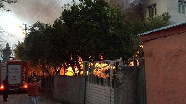 Marangozhanede çıkan yangın eve sıçradı: Mahsur kalan 3 kişi kurtarıldı
