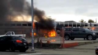 ABD’de yolcu treni çöp kamyonu ile çarpıştı