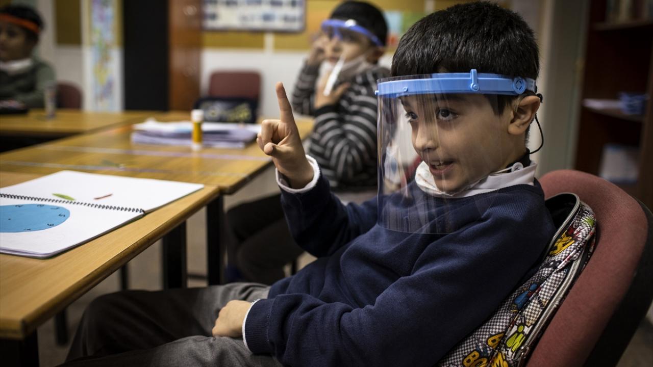 Öğrenciler şeffaf ama buharlaşma yapmayan maske istiyor