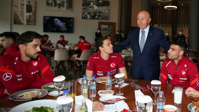 TFF Başkanı Nihat Özdemirden milli takıma ziyaret