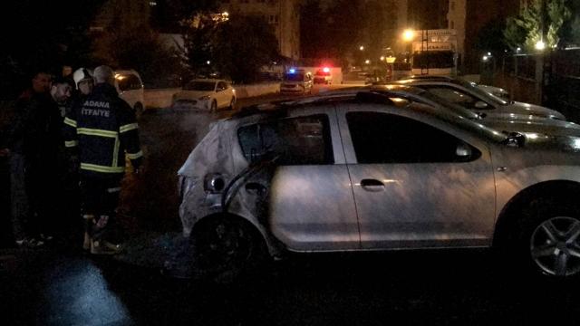 Adanada iki otomobil kundaklandı