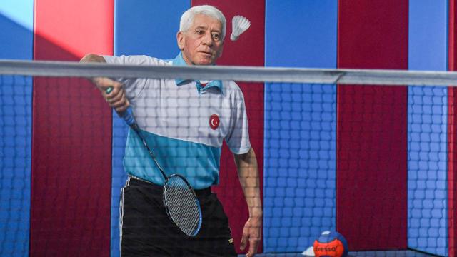 70 yaşındaki badmintoncunun hedefi dünya şampiyonluğu