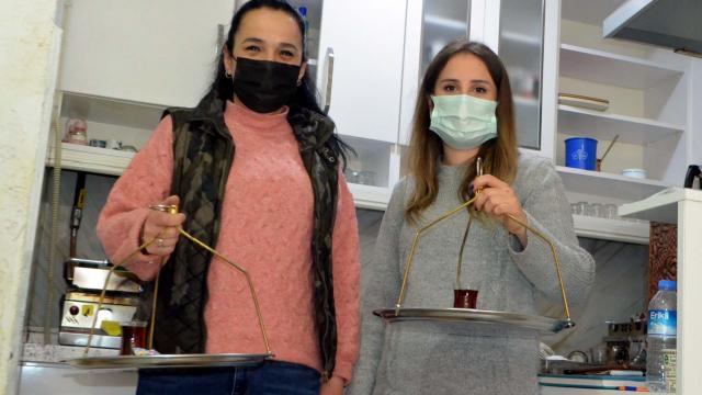 Çaycumalı anne kızın işlettiği çay ocağı mahalleliden takdir görüyor