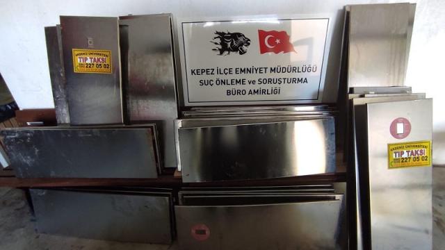 Antalyada otobüs duraklarının krom kapaklarını çaldığı öne sürülen zanlı tutuklandı
