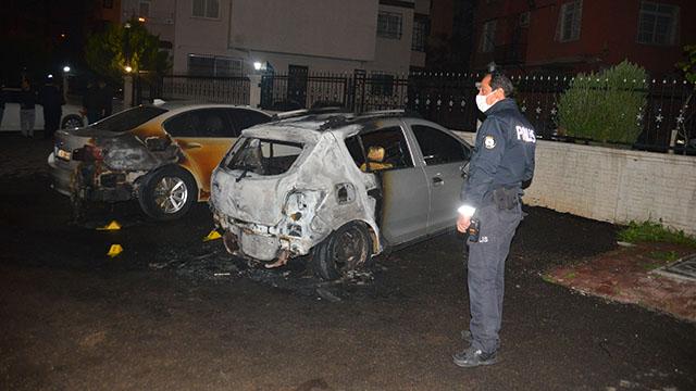 Adanada kundaklanan otomobil kullanılamaz hale geldi