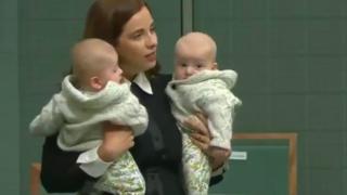 Avustralyalı siyasetçi kürsüye ikiz çocuklarıyla çıktı