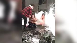 Denize düşen kızı bekçi kurtardı