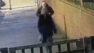 Kafasına yastık kılıfı geçirdiği hamile kadını darbetti