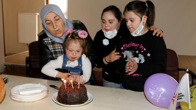 Erzurumda down sendromlu çocukların yüzü pastalı sürprizle güldü