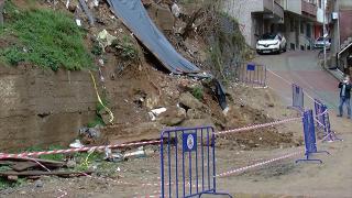 Kağıthane'de istinat duvarı minibüsün üzerine çöktü