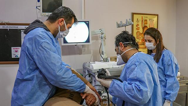 Çorba içerken yuttuğu iğne endoskopi ile çıkarıldı