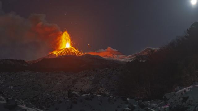 Etna Yanardağı lav ve kül püskürtmeye devam ediyor