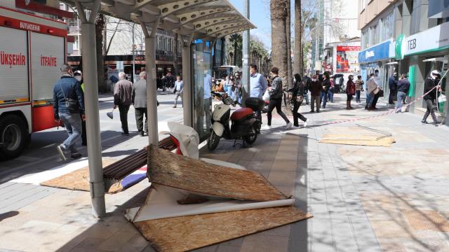 Rüzgarda kopan tabela, durağa düştü
