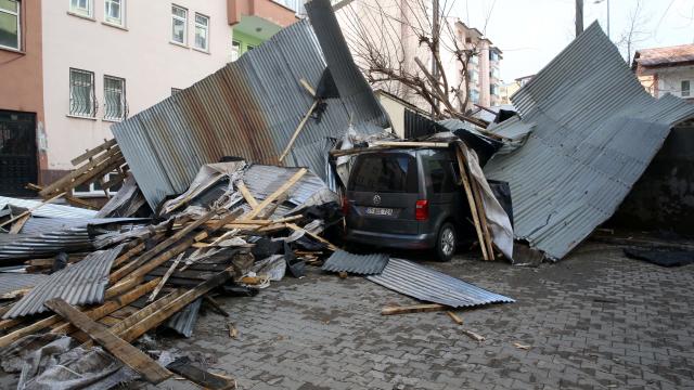 Doğuda 4 ilde kuvvetli sağanak ve fırtına hasara yol açtı