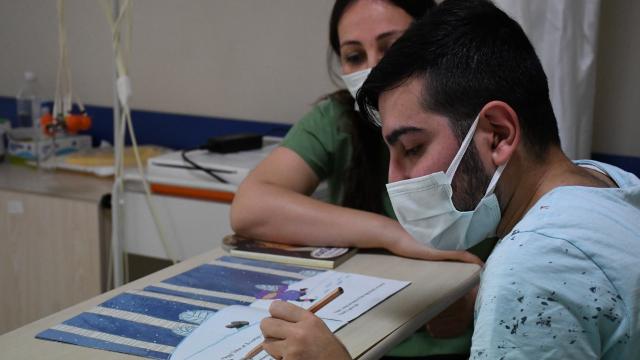 Tedavi olmak için gittiği hastanede okuma yazma öğrendi