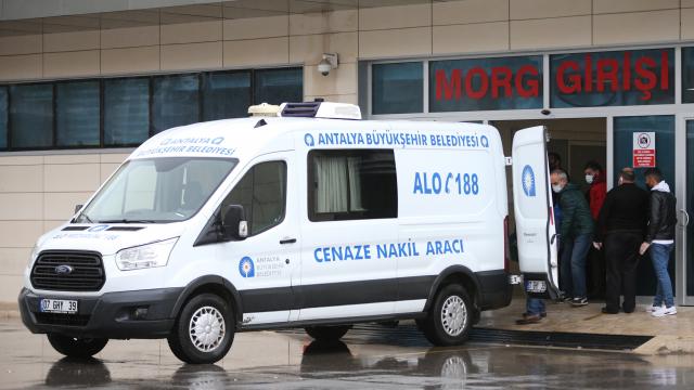 Kocaelide 4 katlı binanın çatısından düşen işçi hayatını kaybetti