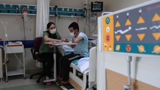 23 yaşındaki genç hastanede okuma yazma öğrendi