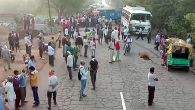 Hindistanda minibüsle tuk tuk çarpıştı: 13 ölü