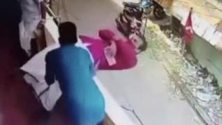 Balkonda bayıldı, düşmekten son anda kurtarıldı