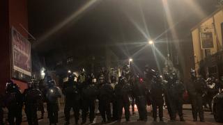 İngiliz polisi ile göstericiler yine karşı karşıya