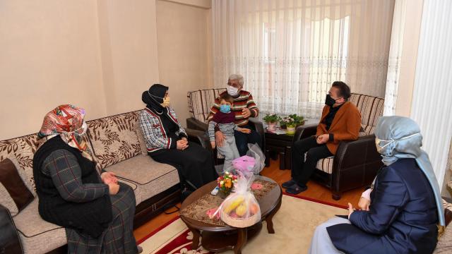 Tuzla Belediye Başkanı Yazıcı, ilçede yaşayan 65 yaş üstü vatandaşları ziyaret etti