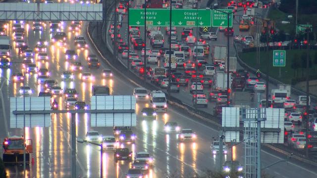 İstanbul trafiğinde kar yoğunluğu