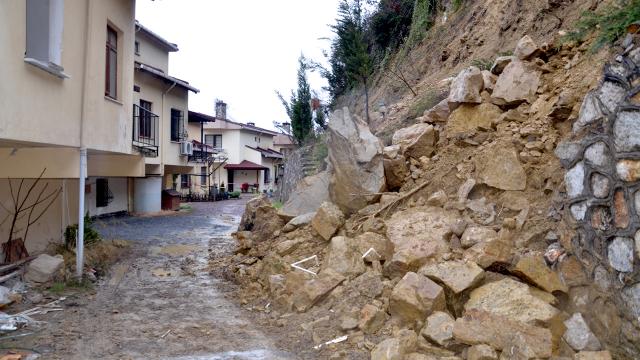 Kocaelide istinat duvarı çöktü, 6 ev boşaltıldı