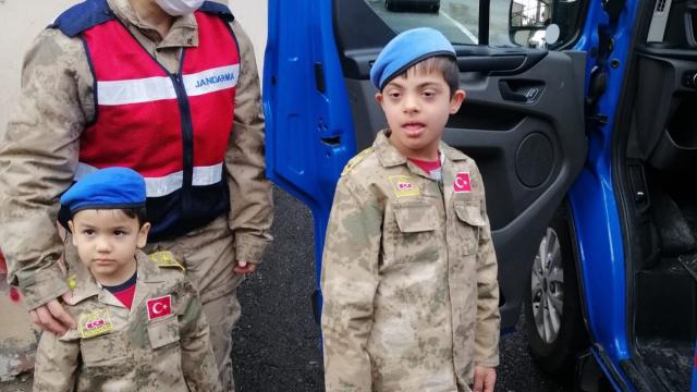 Hatayda Jandarma down sendromlu çocuğa üniforma hediye etti